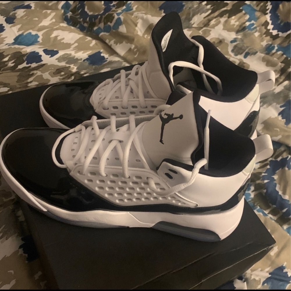 I am selling black and white Jordan Maxin 200
